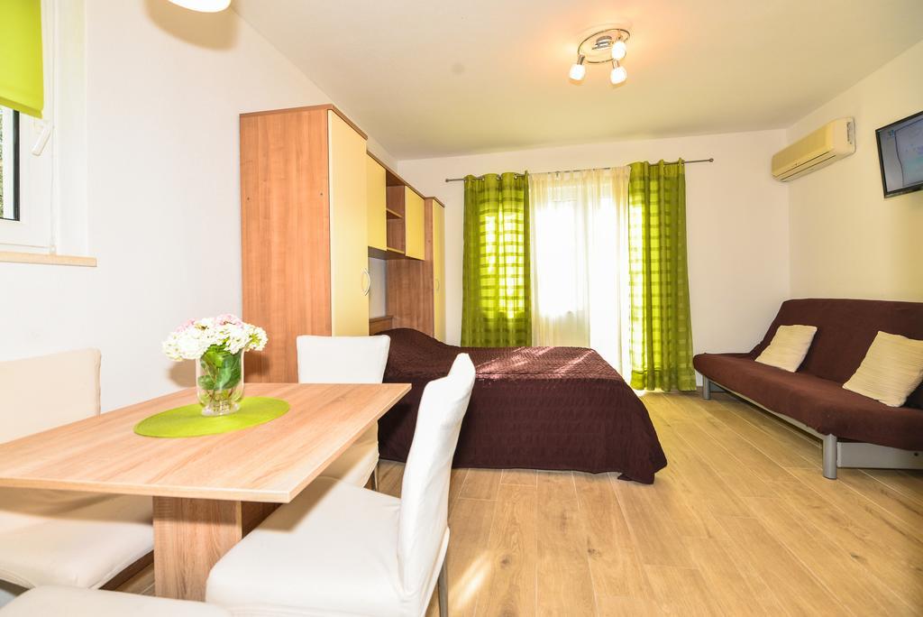 Apartments Sonja Tučepi エクステリア 写真