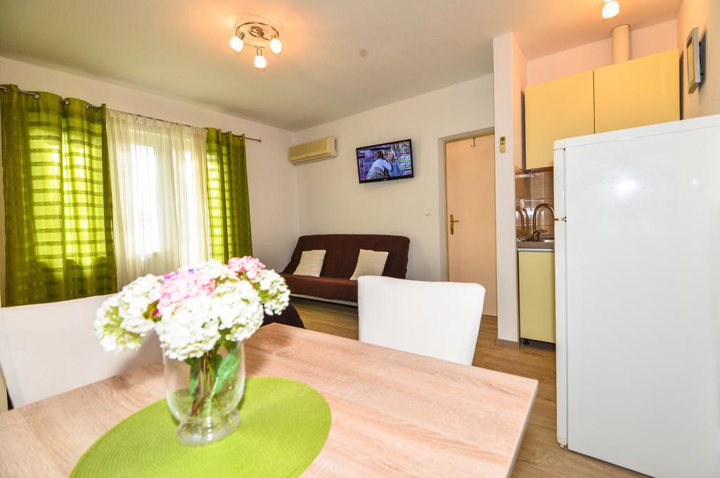 Apartments Sonja Tučepi エクステリア 写真