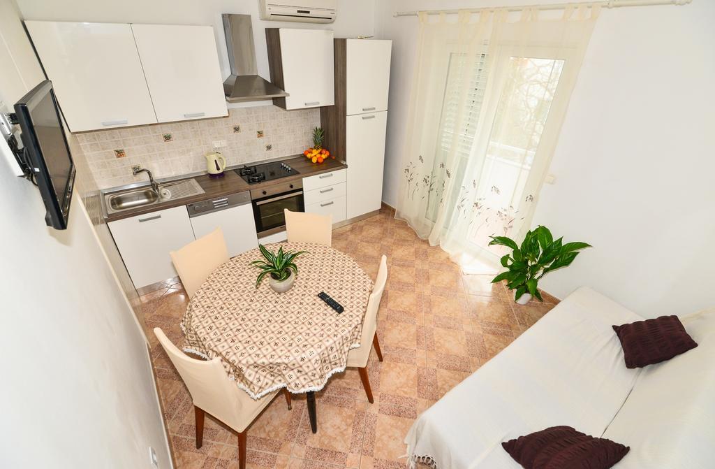 Apartments Sonja Tučepi エクステリア 写真