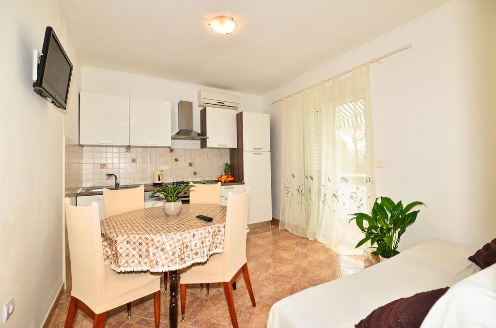 Apartments Sonja Tučepi エクステリア 写真