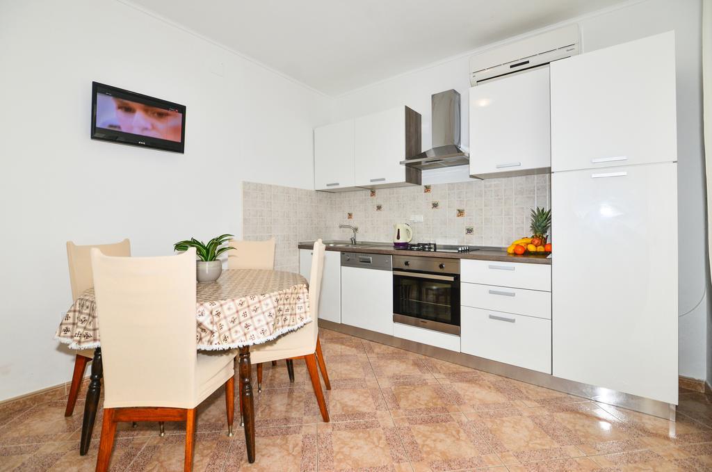 Apartments Sonja Tučepi エクステリア 写真